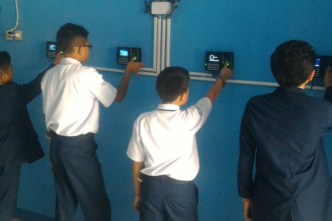 Perbandingan Absensi Siswa Sekolah Terbaik